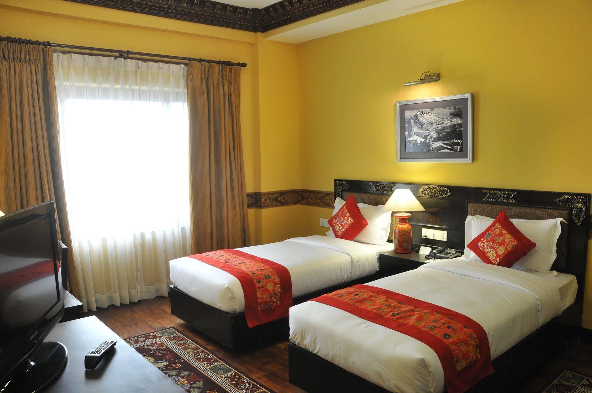 Hotel Tibet International Катманду Стая снимка